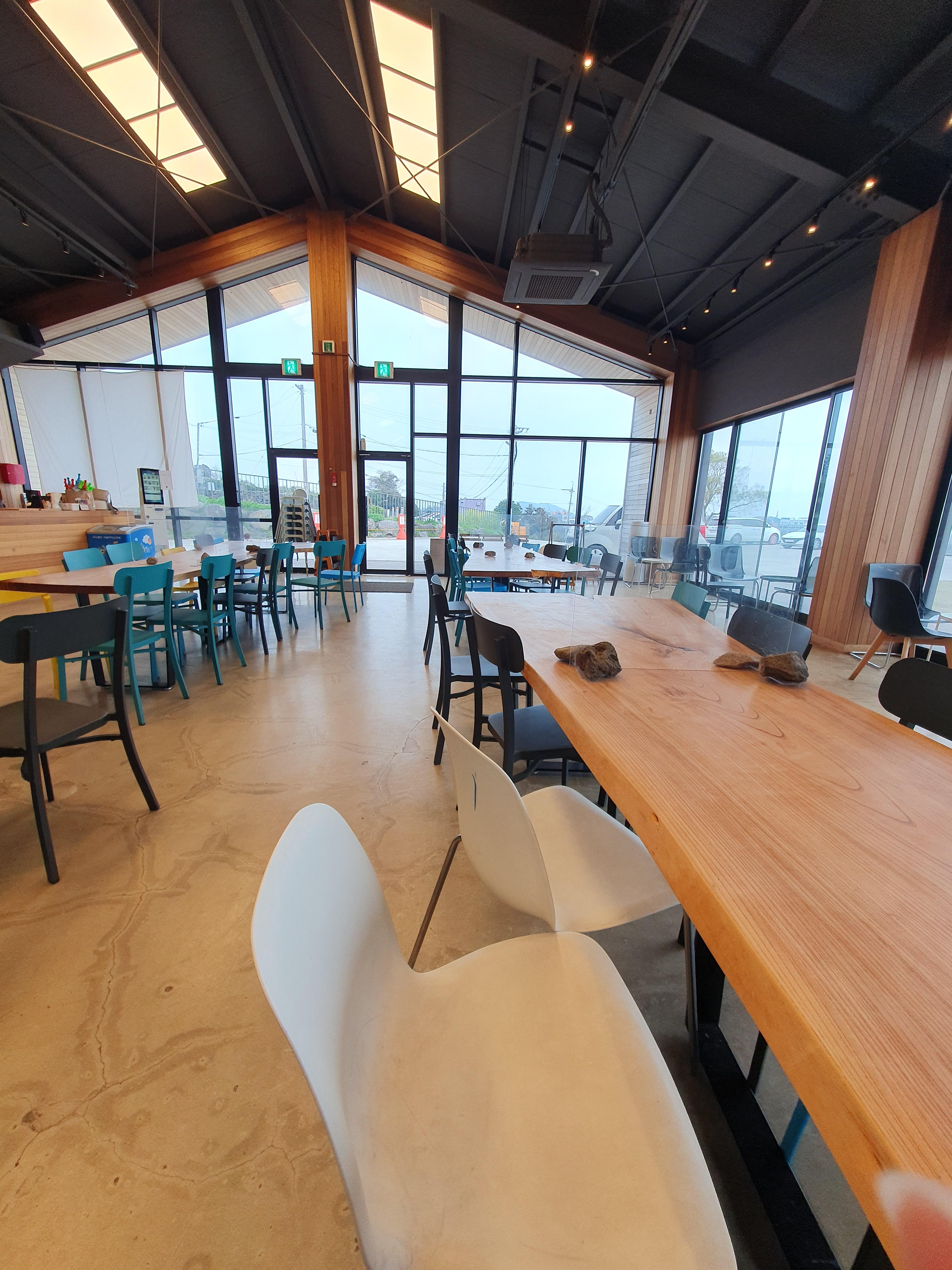 제주 토토아뜰리에 카페 내부