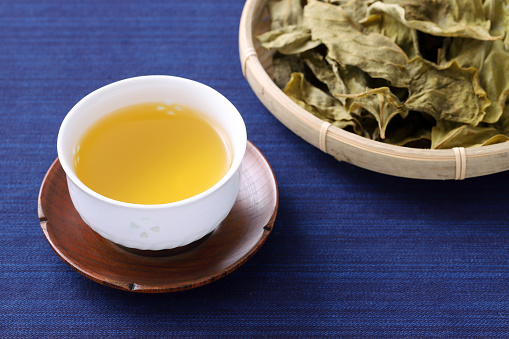 찻잔에-담긴-감잎-차