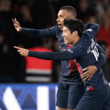 음바페와 어깨동무하고 달리는 이강인