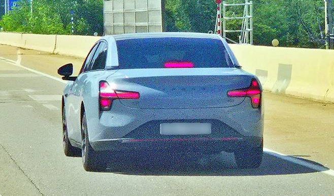 서울 도심에서 포착된 샤오펑 MONA M03의 공기역학적 외관 디자인과 세계 최고 수준의 Cd 0.194 실루엣