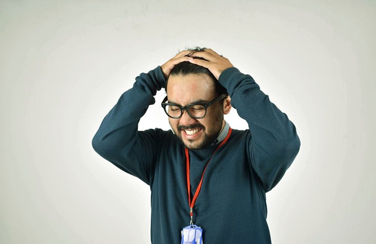 머리카락을-잡고있는-직장인