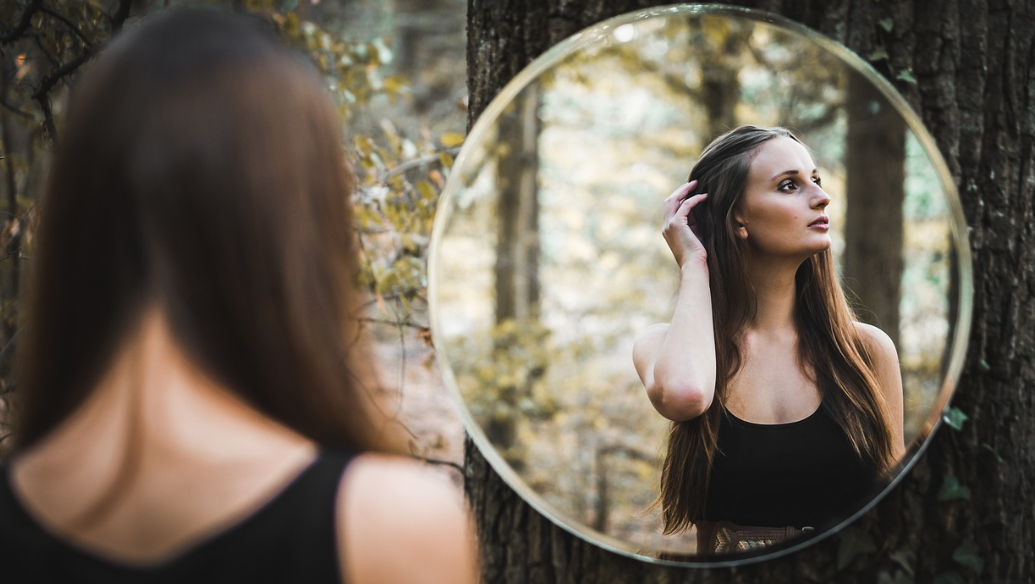 거울을 보는 여성사진