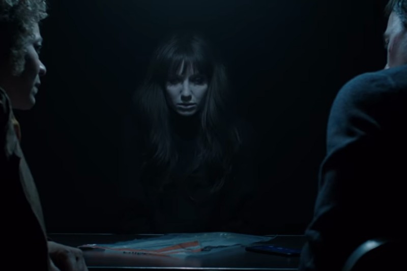 의자에 앉아있는 여성의 모습