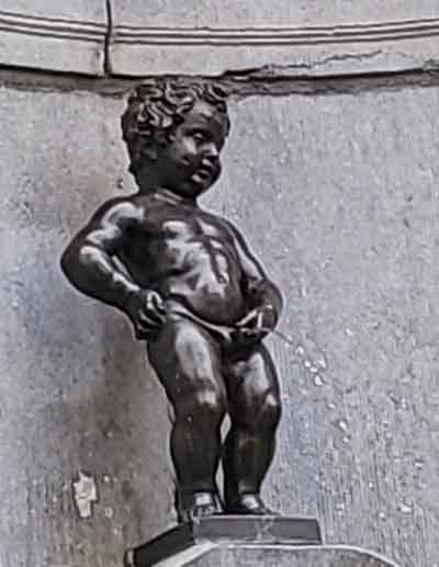 오줌싸는 모습의 동상