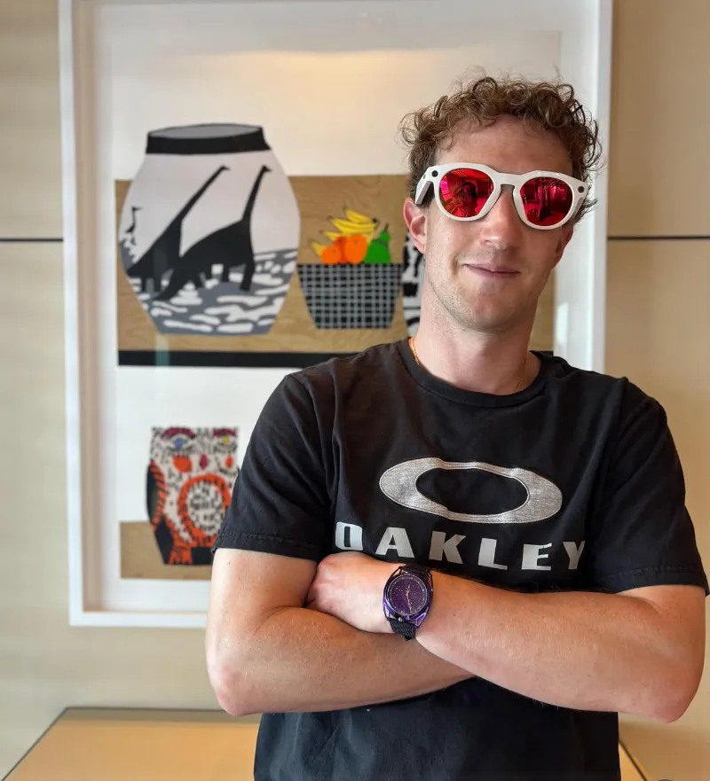 마크 저커버그 회색 티셔츠, 브루넬로 쿠치넬리, 조용한 럭셔리, 수피마 코튼, 억만장자의 유니폼, 올드머니룩, 억만장자 유니클로, 고급 면티 추천, 부자들의 유니클로, 프리미엄 캐시미어 브랜드, 더 로우, 로로 피아나, 선택적 복장 규칙, 미니멀리스트 부자, 티셔츠 소재 종류, 최고급 면 종류