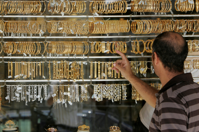 요르단 암만에서 한 시민이 금 팔찌를 고르고 있다.