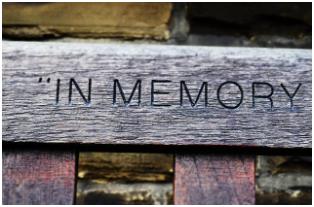 IN MEMORY"라는 글귀가 새겨진 나무 벤치 문구
설명:
낡은 나무 벤치 위에 새겨진 "IN MEMORY"라는 글귀는, 기억과 추억을 담아내는 공간의 상징처럼 다가옵니다.