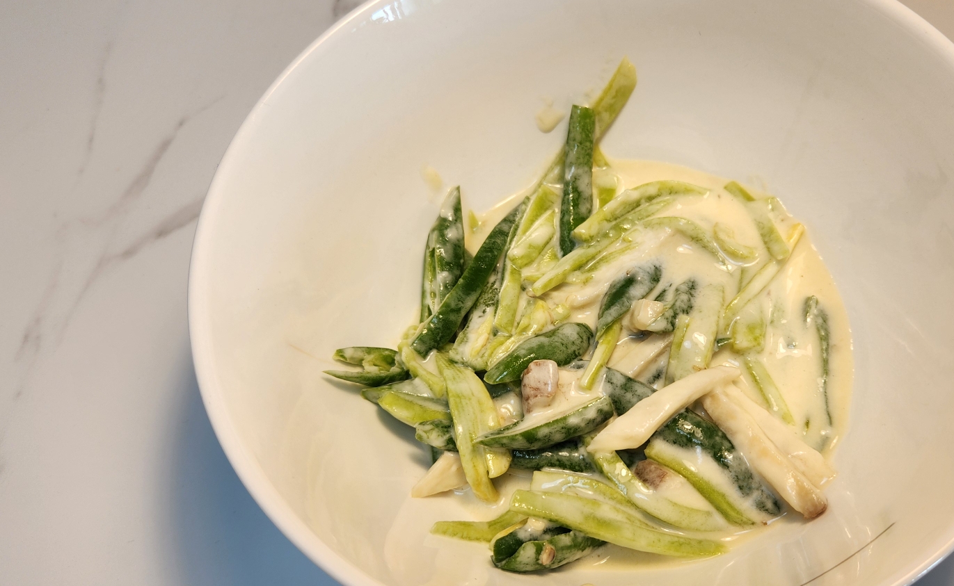 고추와 밀가루반죽과 섞은 모습을 보여주는 이미지