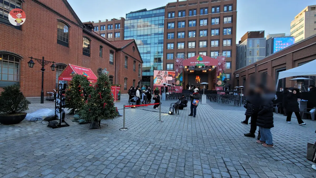 명동성당-무대앞-크리스마스-트리와-행사준비를-구경하는-사람들