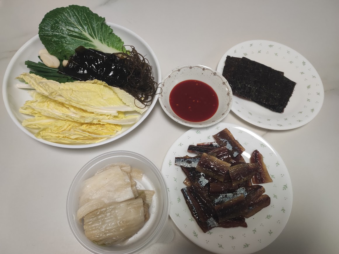 포항 과메기와 곁들임 채소를 함께 차린 식탁