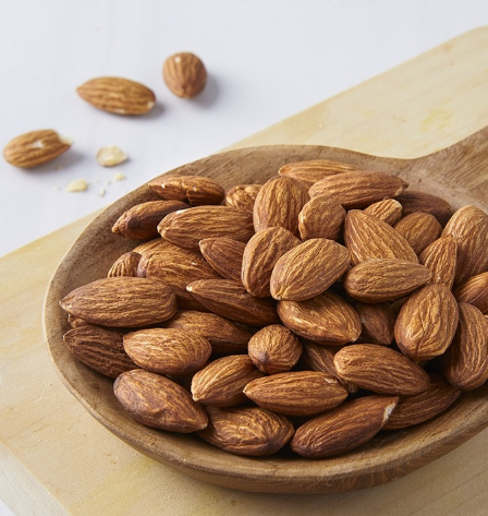 나무그릇 위 아몬드 한줌