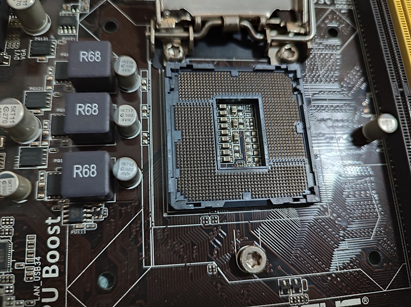 다양한 각도에서 사진을 찍어서 휘어진 핀이 없는지 확인하고 있습니다. 