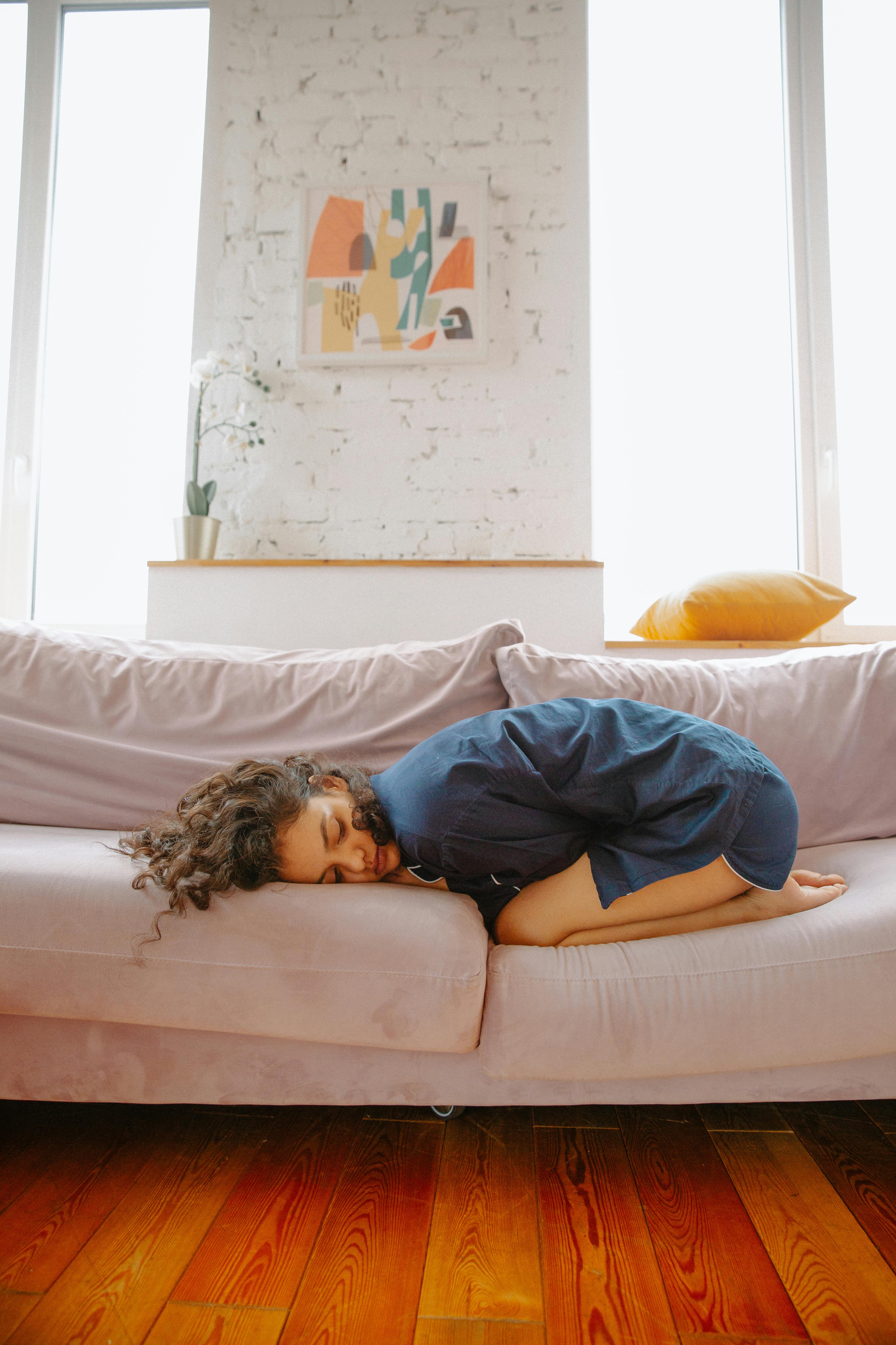 배를 부여잡고 웅크려있는 여자