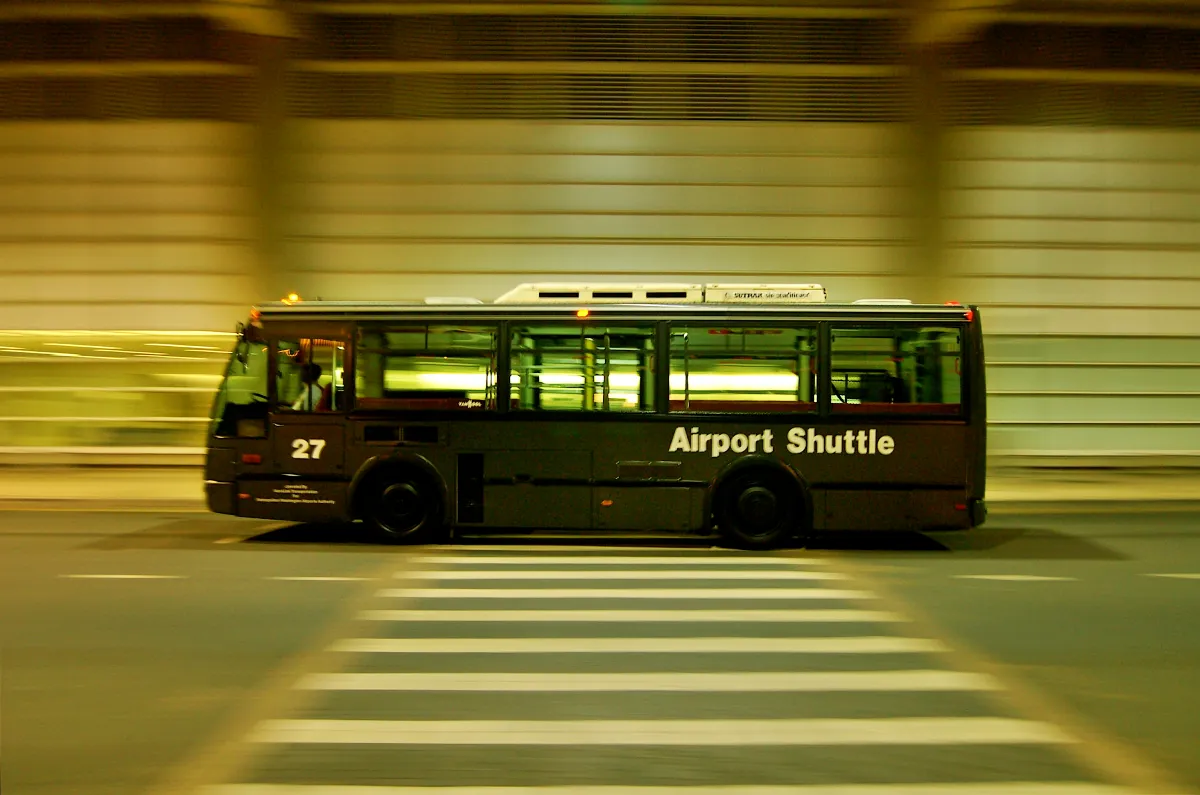 도로위를-달리는-셔틀버스-사진