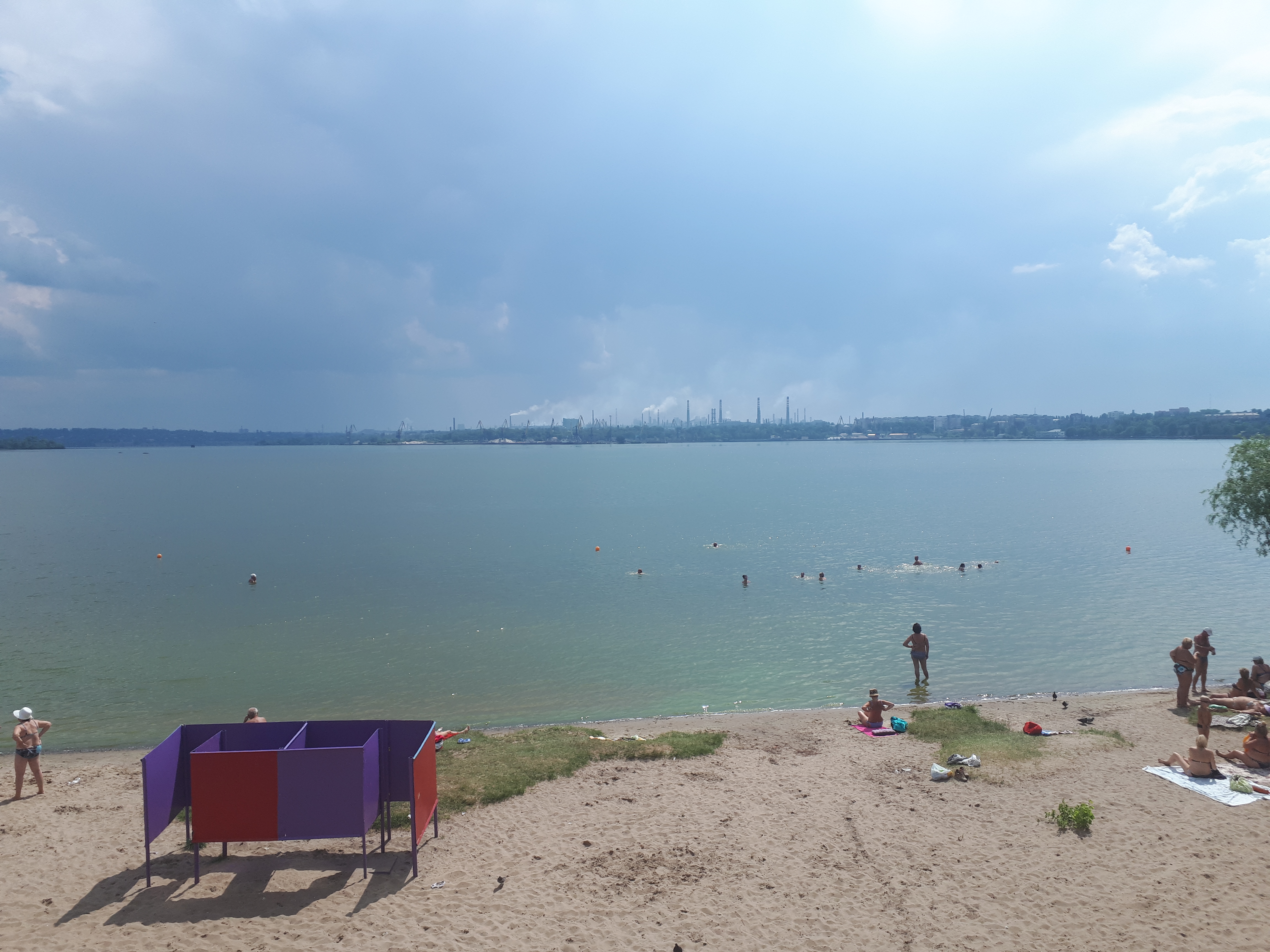 우크라이나 자포리자 드니프로 수력 발전소 끝 강에서 휴식을 취하는 사람들