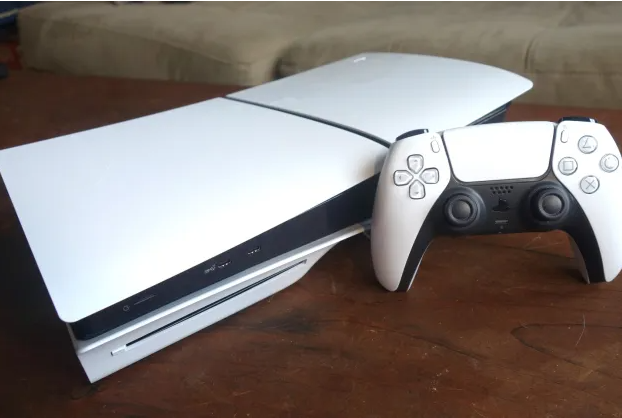 PS5가 테이블 위에 놓여 있다.
