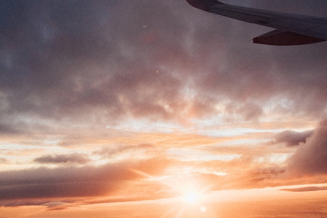 하늘을 나는 비행기