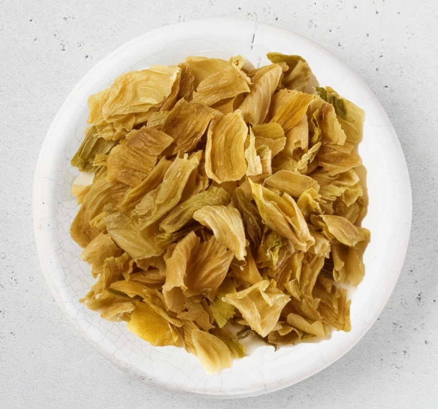 닭의 모래주머니인 계내금을 깨끗하게 세척하고 건조시킨 것을 동그란 그릇에 가득 담아서 흰색 바닥에 놓아두고 찍은 사진