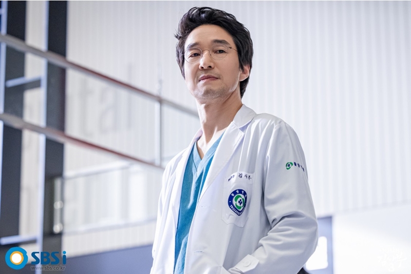 낭만닥터 김사부 시즌3 정면을 보고있는 한석규