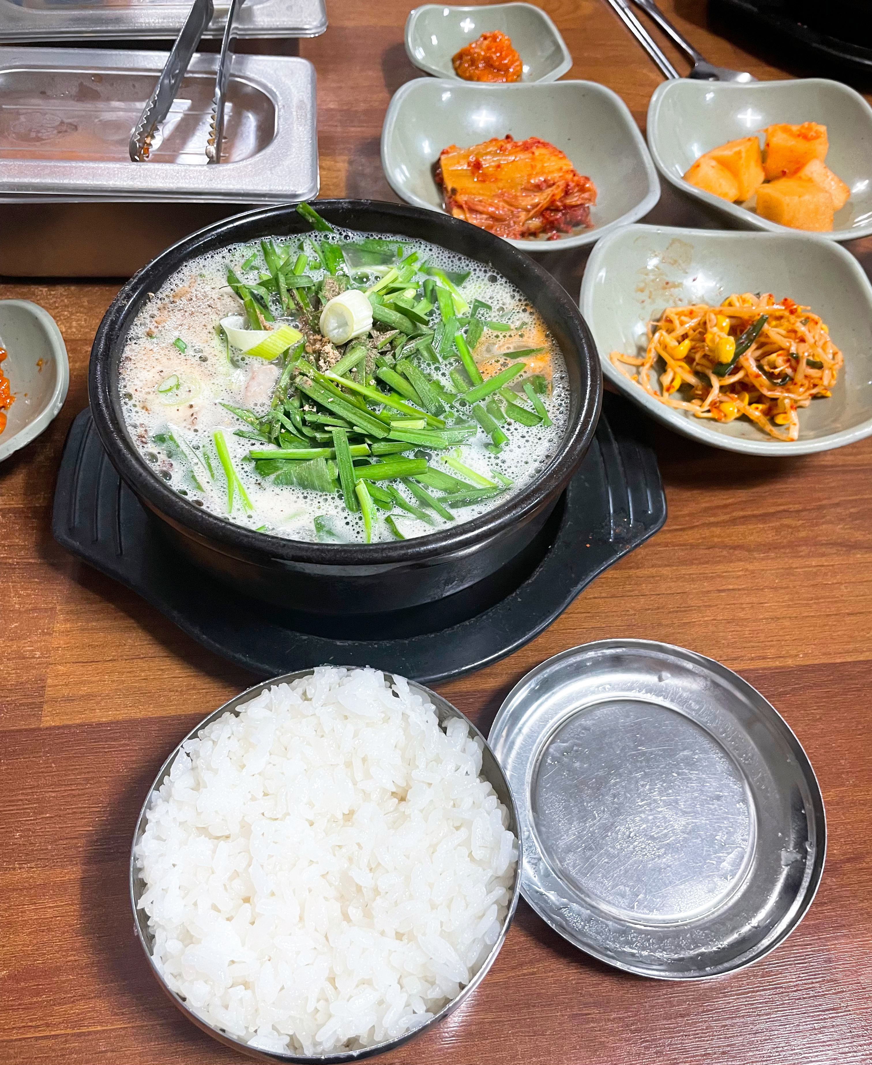 조촌동 청하순대 내장국밥과 공기밥의 사진입니다.