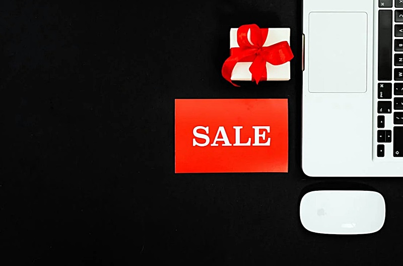 선물상자와-노트북으로-인터넷-쇼핑의-이미지-모습