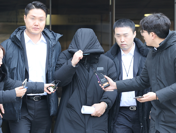 일명 '롤스로이스 남성'에게 마약류 약물을 처방한 혐의를 받는 의사 염모 씨가 지난해 12월 27일 오전 서울 서초구 서울중앙지방법원에 영장실질심사를 마치고 법원을 나서고 있다. [사진=뉴시스]