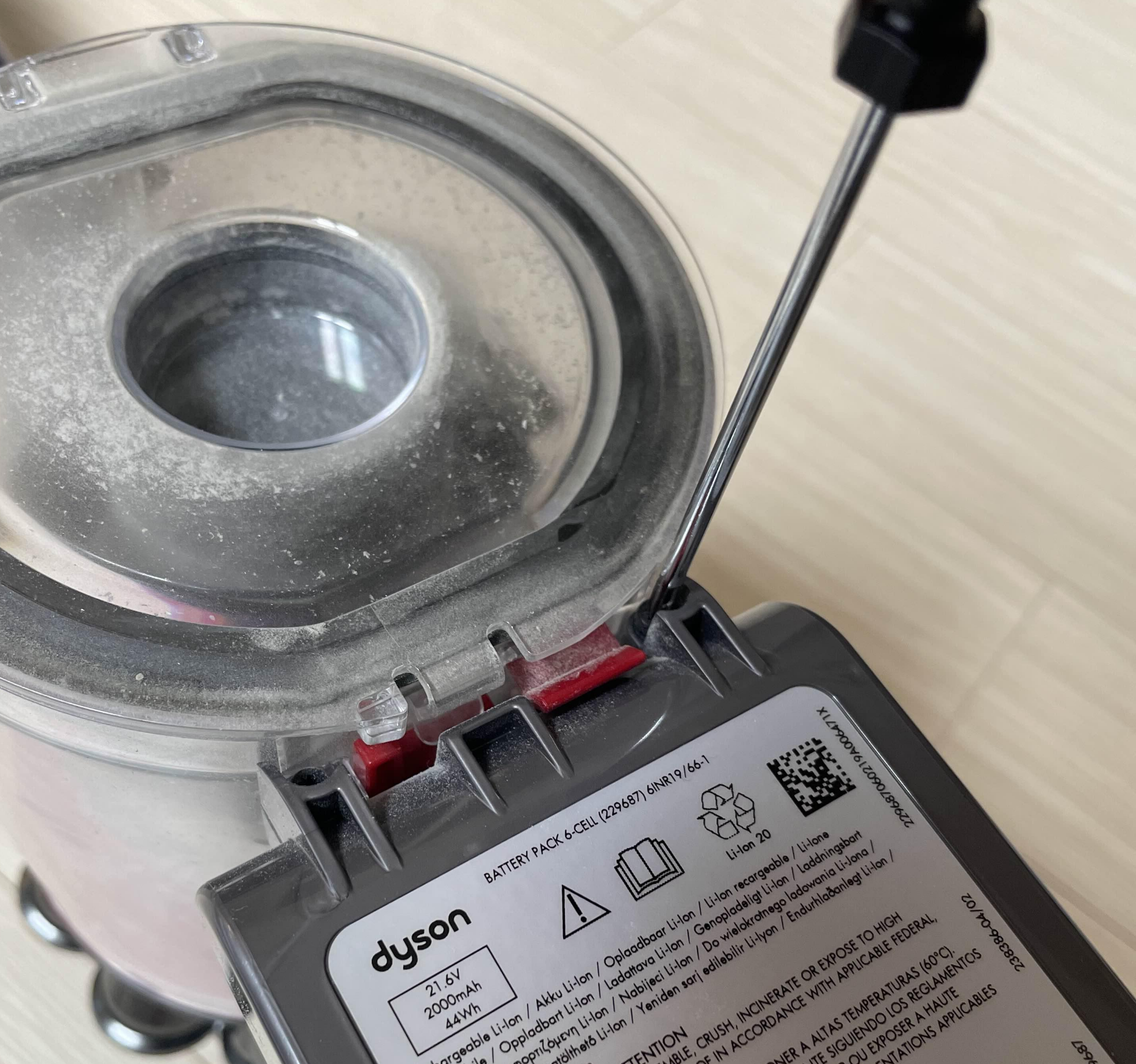 드라이버로 다이슨 청소기 배터리 볼트 제거