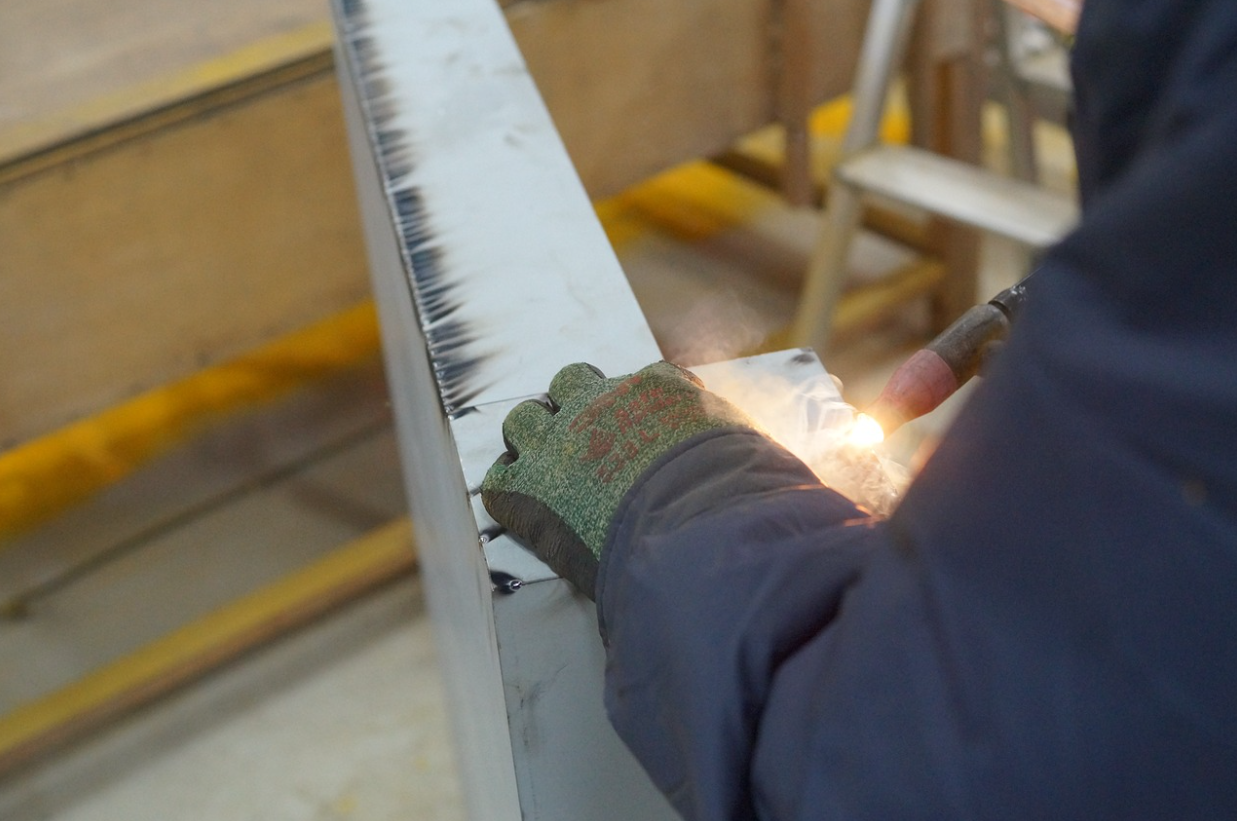 용접하는 남자의 손