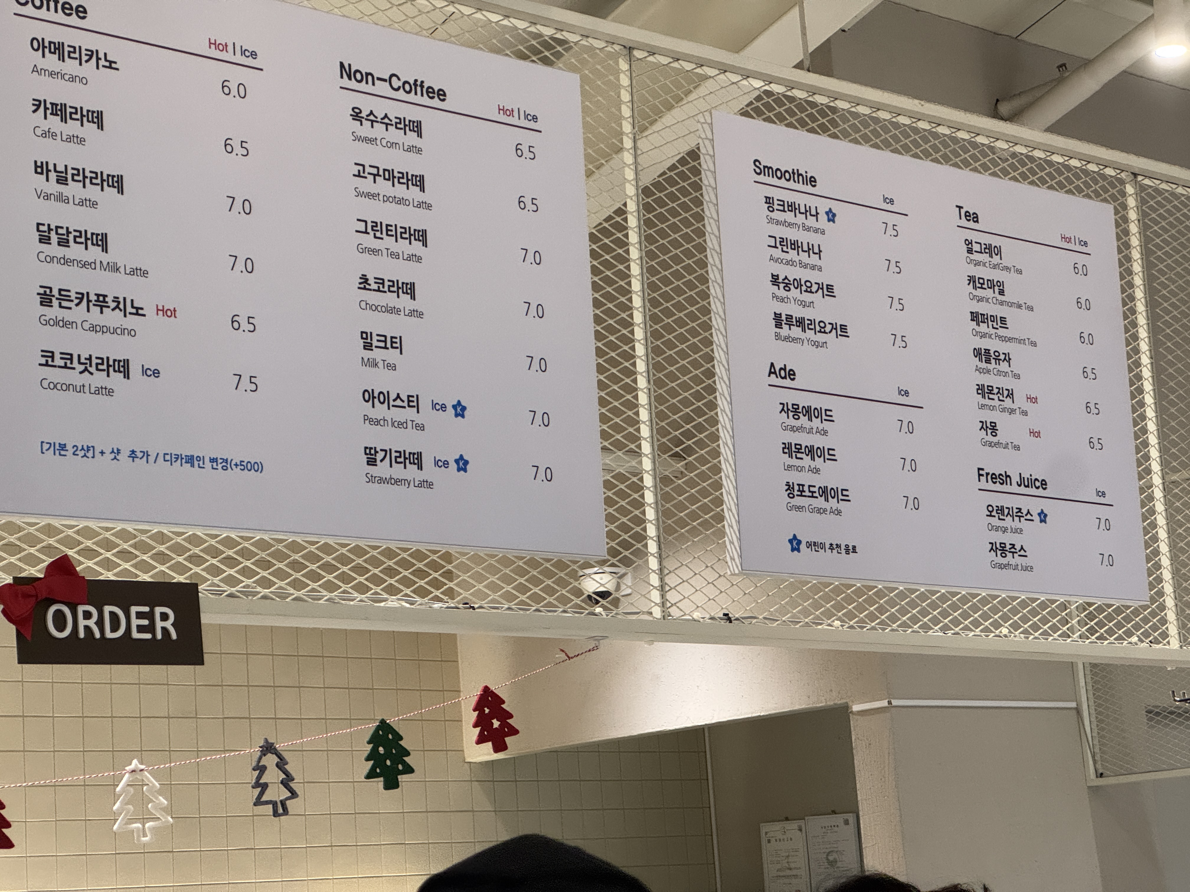 동탄 카페 아스타나 메뉴판, 커피&middot;논커피&middot;스무디&middot;에이드&middot;티 종류와 가격이 한눈에 보이는 주문대 상단 메뉴 보드