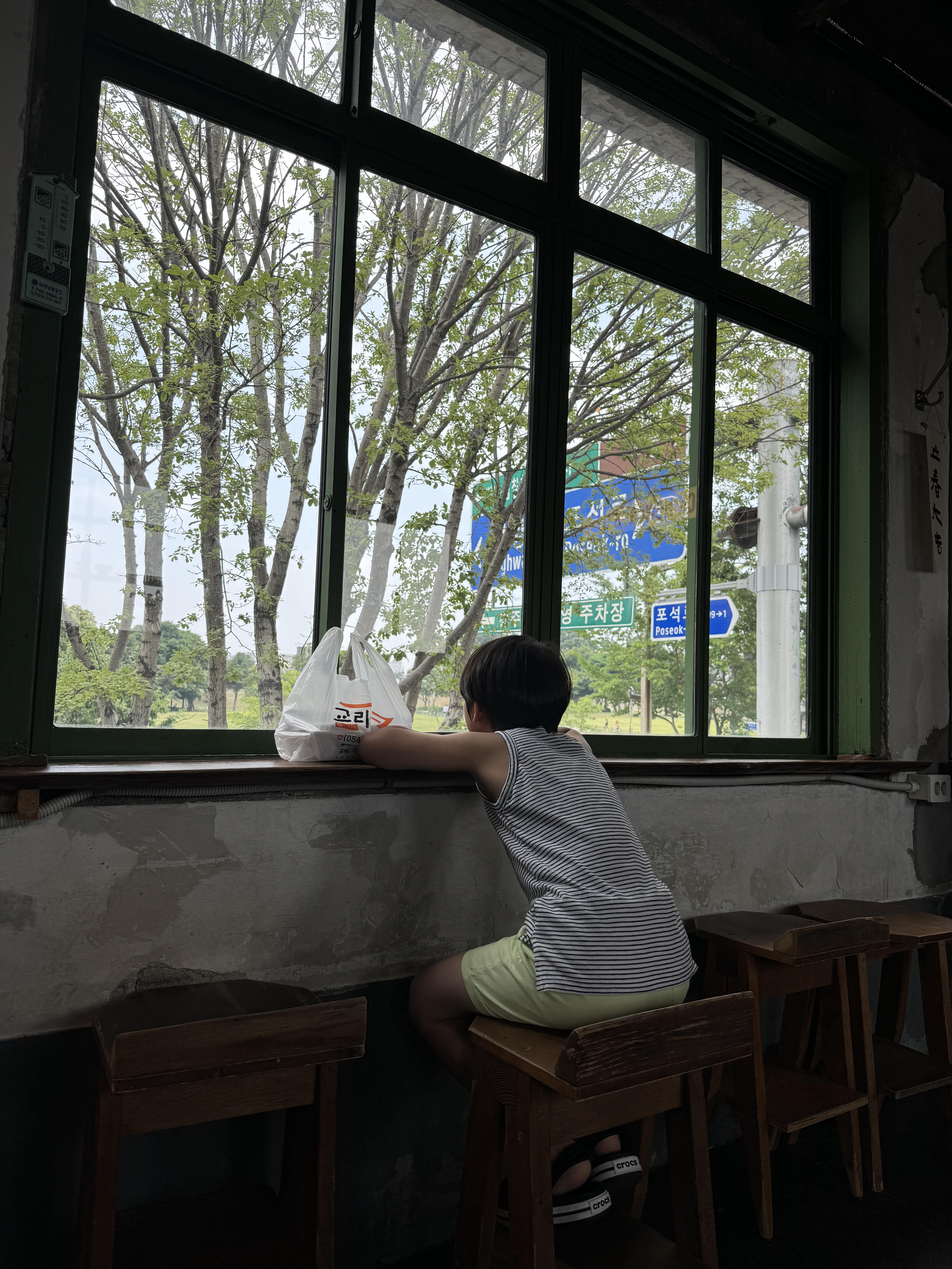 경주-카페-노워즈-NOWORDS-창가자리