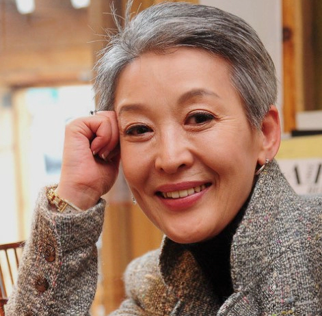 윤석화 프로필 나이 남편 학력 논란 및 항암치료 거부 근황