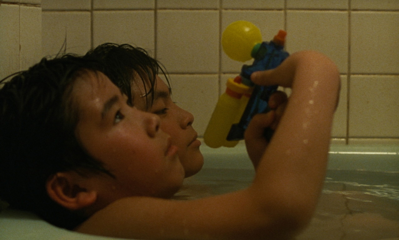 영화 아무도 모른다 속 칸영화제 최연소 남우주연상 수상 야기라 유야와 그의 동생이 함께 목욕하는 장면