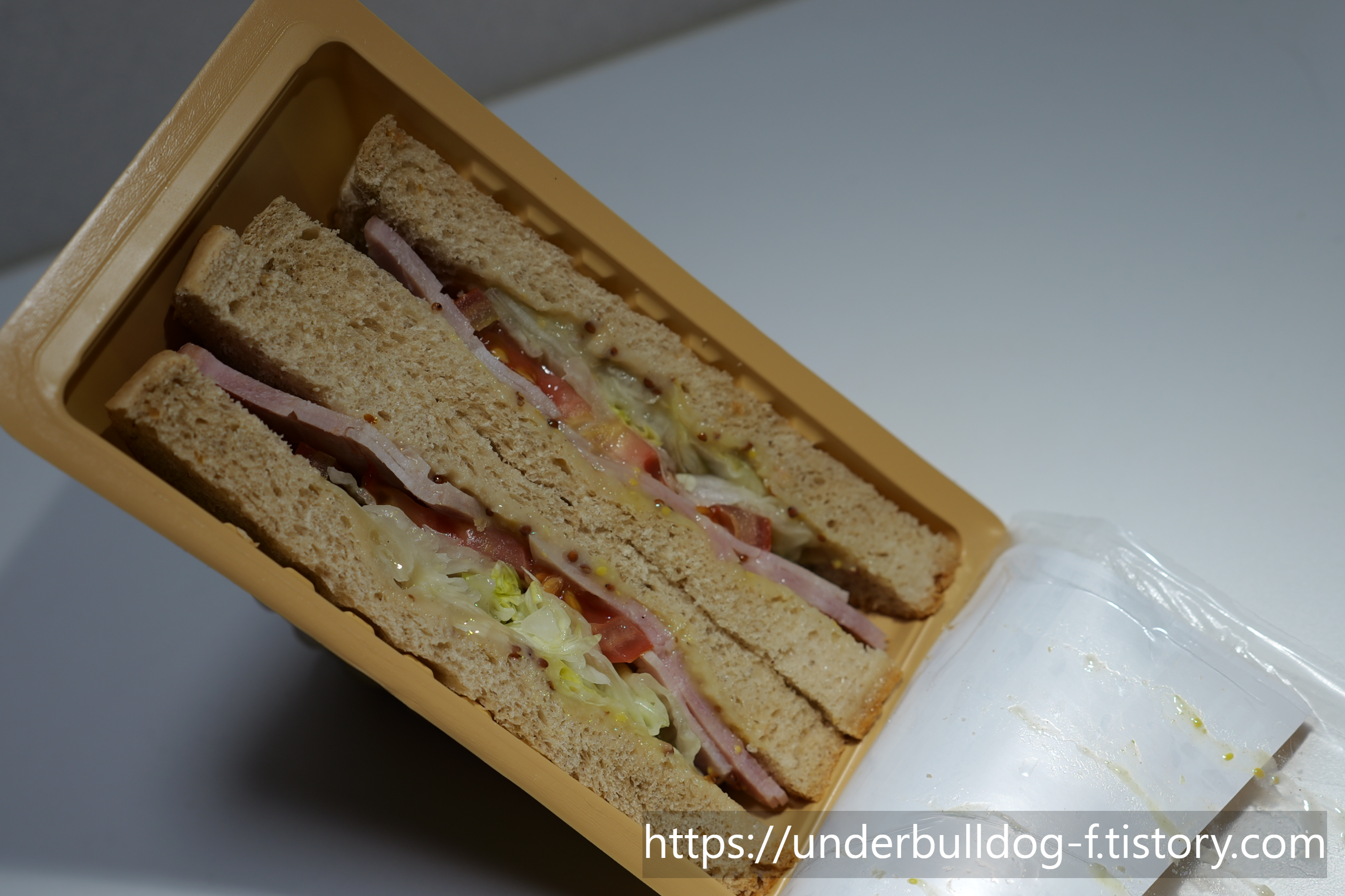 호밀빵과 BLT 조합이 담백하게 잘 어울렸던 샌드위치