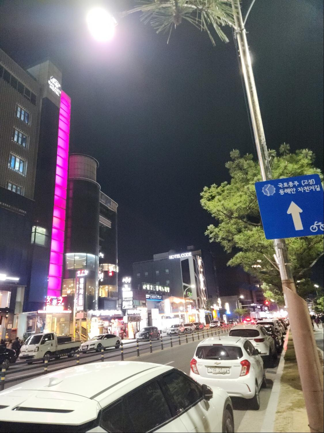 심야에 숙소 근처 상점들의 불이 환하게 들어온 모습