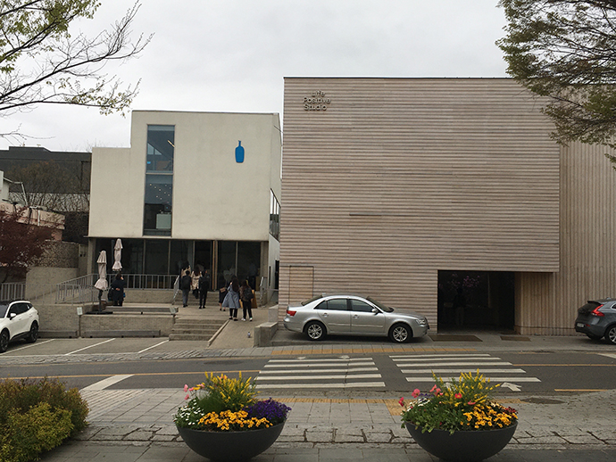 전시장-앞-블루보틀-매장