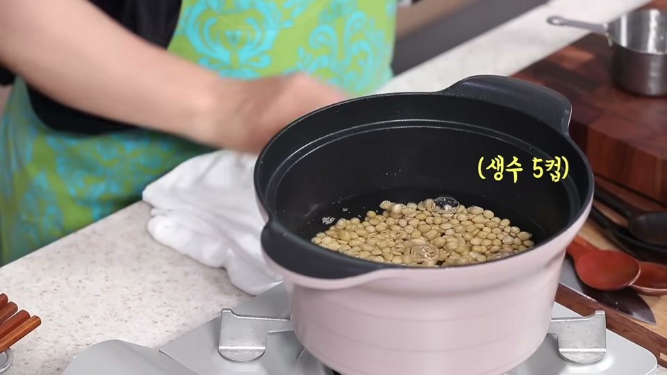 냄비에 콩과 생수 5컵을 넣는 장면