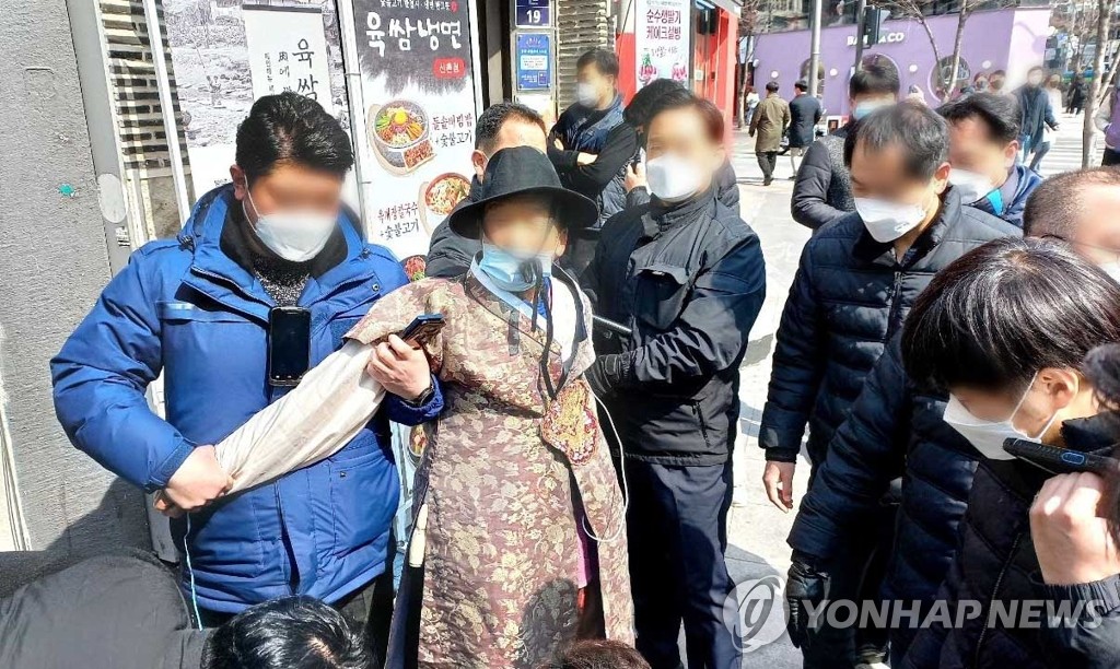 송영길, 신촌서 선거운동 중 망치 피습... 70대 현행범 표모씨 체포