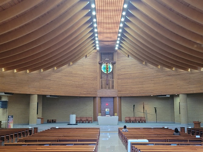 성전 안이 확실히 천장이 배 모양을 하고 있는 것이 인상적입니다.