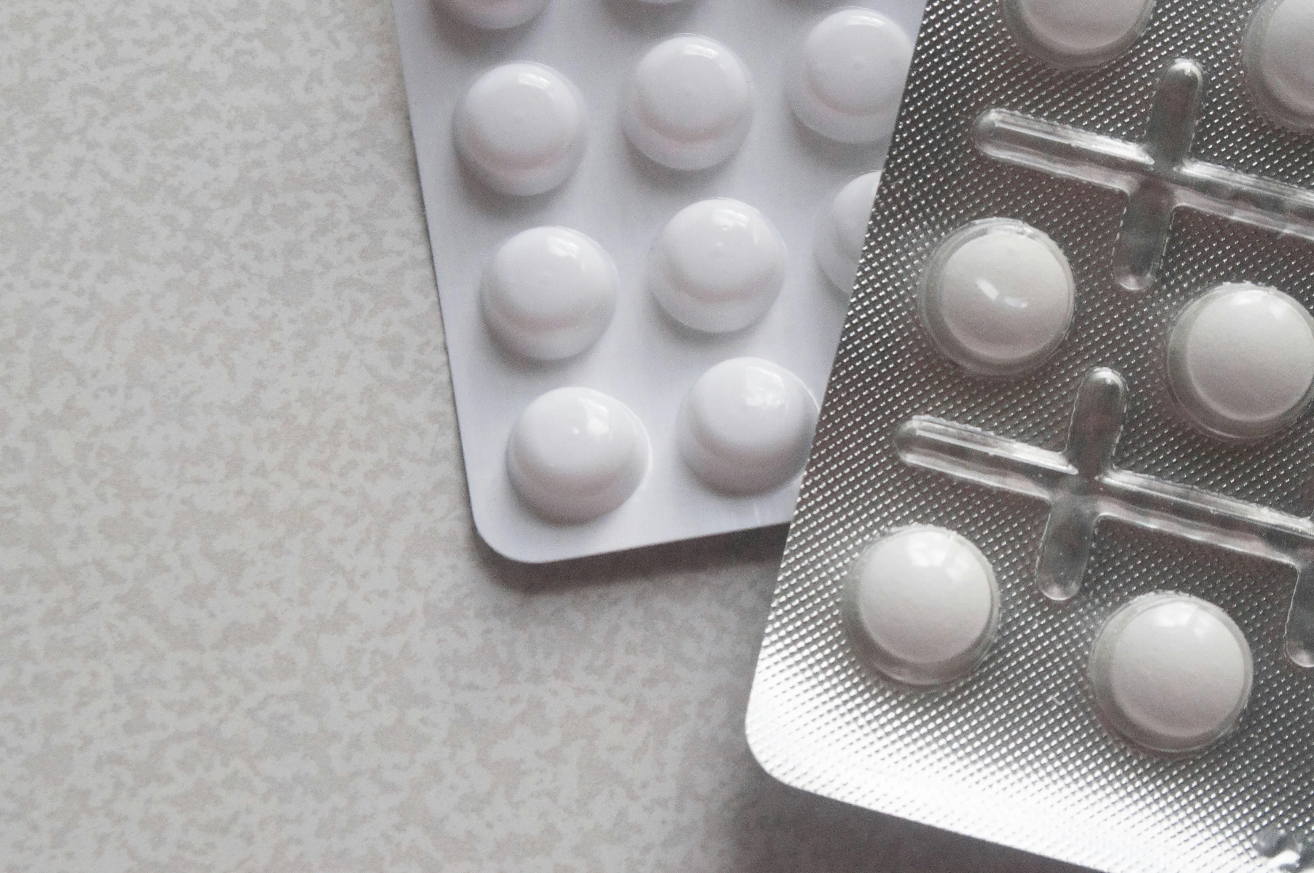 글루코사민의효능-글루코사인-무릎-관절염-관절건강-관절영양제-콘드로이친