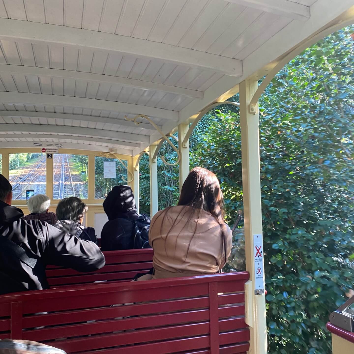 봉-제주스-성당-올라가는-푸니쿨라