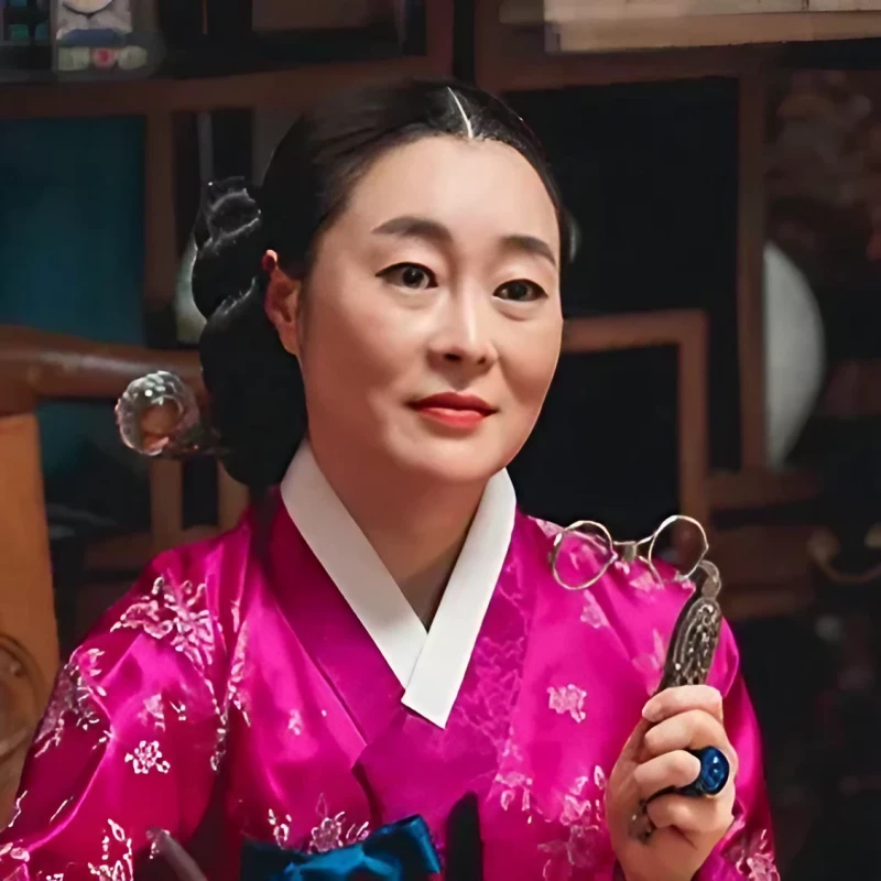 밤에 피는 꽃에서 화려한 복장을 하고 있는 장소운을 연기하는 윤사봉
