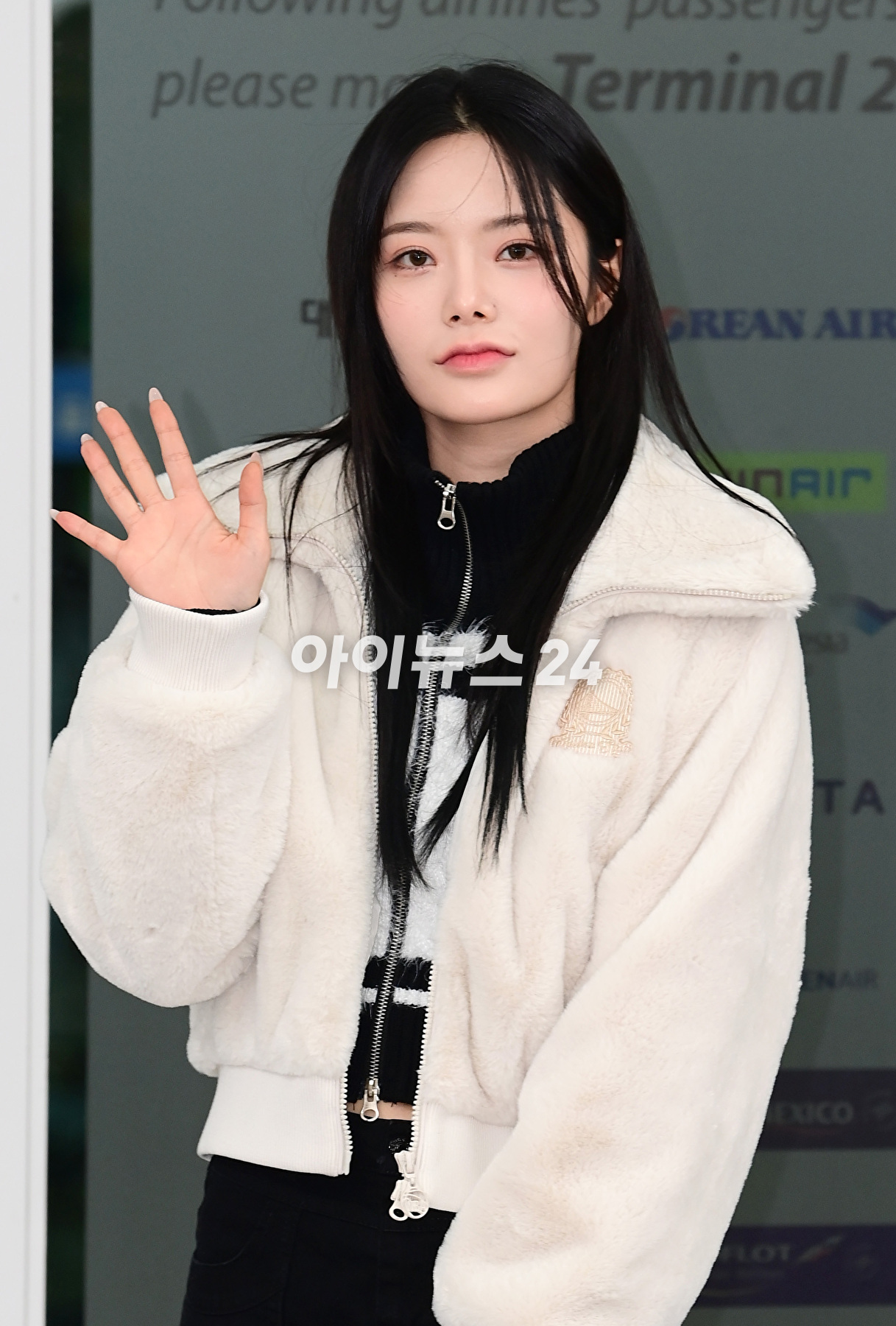 그룹 피프티 피프티 멤버 키나가 미국 LA에서 열리는 '2023 빌보드 뮤직 어워드' 프라이빗 파티 참석차 16일 인천국제공항을 통해 출국하고 있다. [사진=정소희 기자]