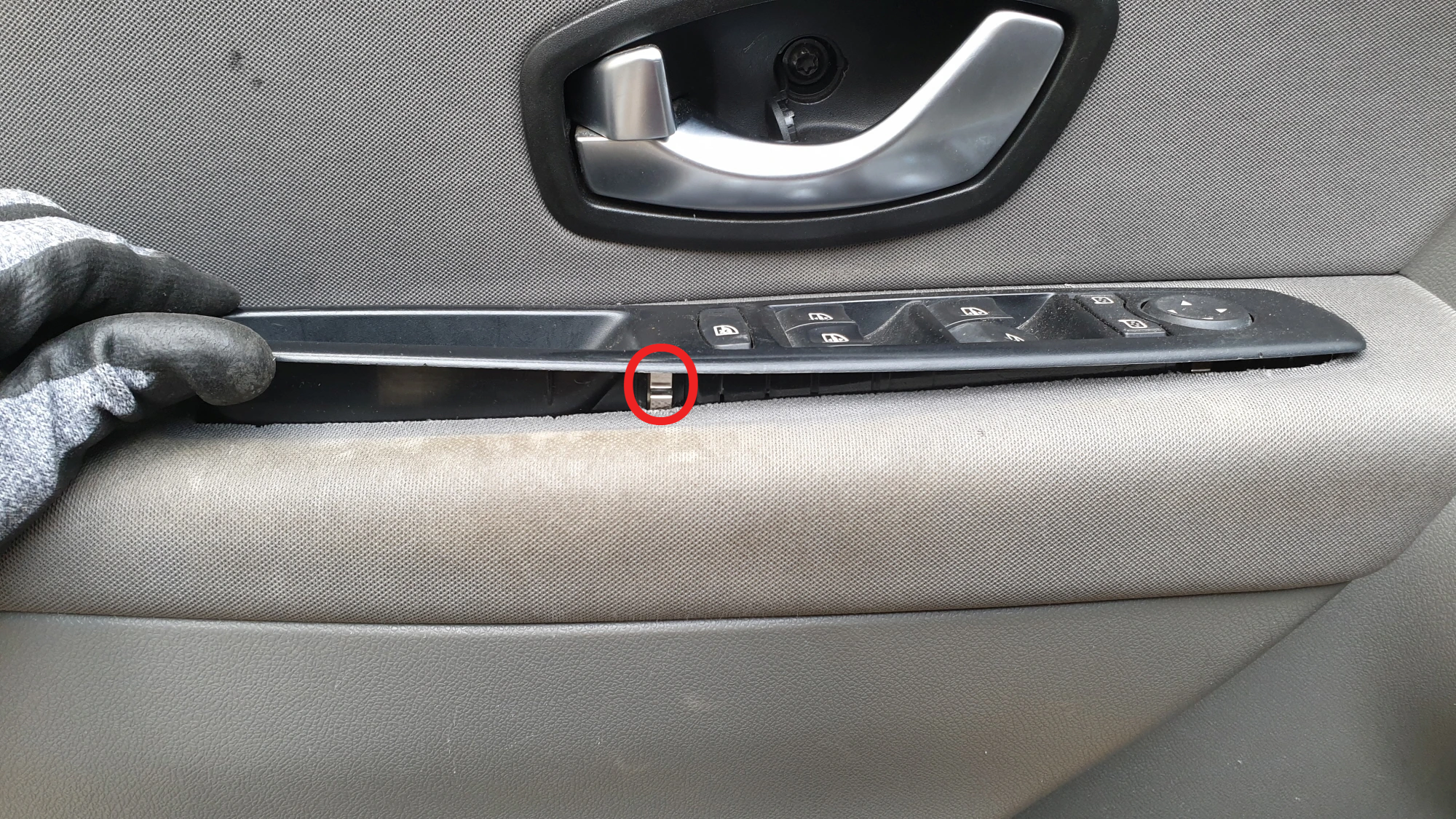 팔걸이 고정 장치 위치