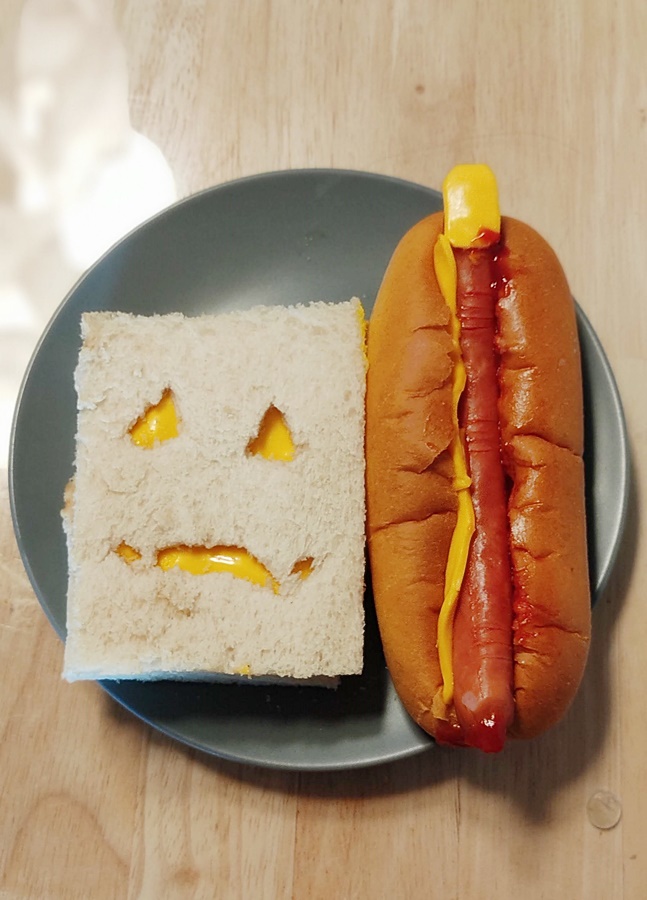 완성된 핫도그와 괴물 토스트