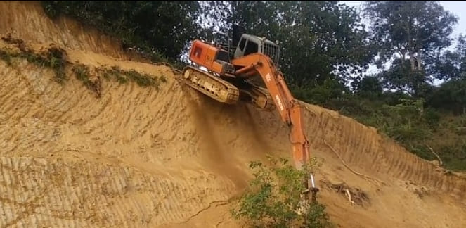 절벽 타는 굴착기들...상상도 할 수 없는 곳에서도 작업이 가능하다 VIDEO: Rock-climbing excavator can dig just about anywhere ㅣ Incredible moment digger does stunt going down steep hill