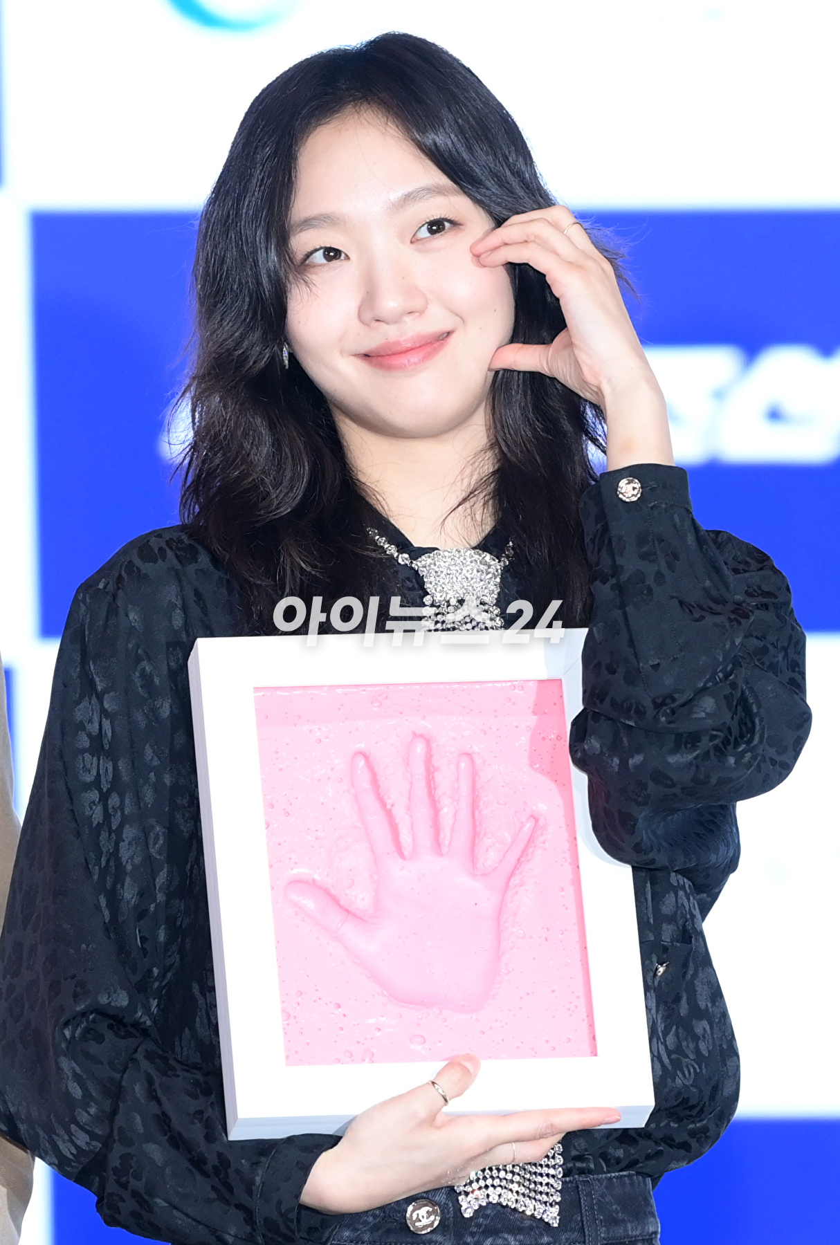 배우 김고은이 27일 오후 인천 연수구 인천글로벌캠퍼스에서 진행된 제2회 청룡시리즈어워즈 핸드프린팅 행사에 참석하고 있다. [사진=정소희 기자]