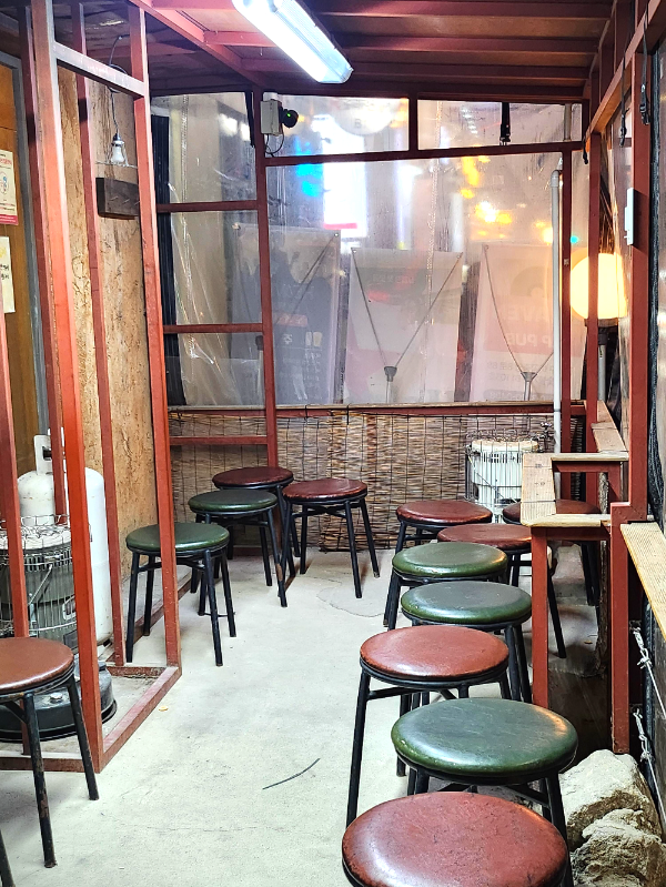 마곡 산청숯불가든 외부 대기석