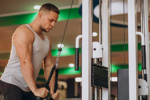 케이블 푸시다운 운동을 하는 남성