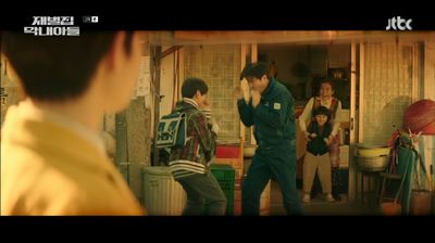 화목해 보이는 과거 자신의 가족들을 보며 안도하고 있는 진도준입니다.