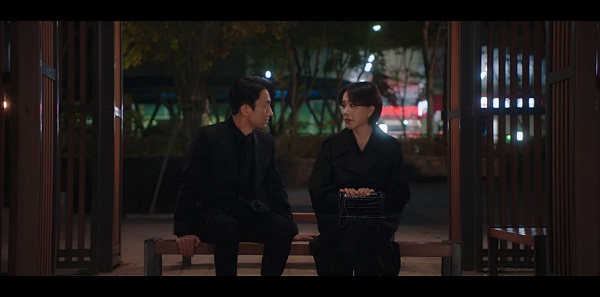 앉아서-얘기를-나누는-인호와-정숙